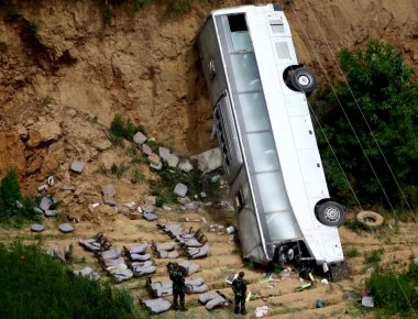 Βίντεο: Λεωφορείο κάνει βουτιά θανάτου σε γκρεμό μετά από καβγά του οδηγού με επιβάτη